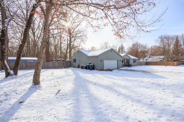 22155 Maplelawn Avenue, Taylor, MI 48180