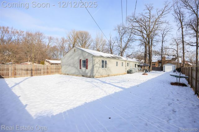 22155 Maplelawn Avenue, Taylor, MI 48180