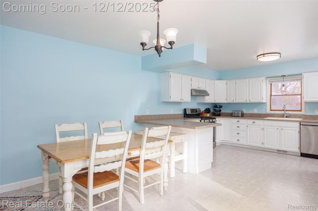 22155 Maplelawn Avenue, Taylor, MI 48180