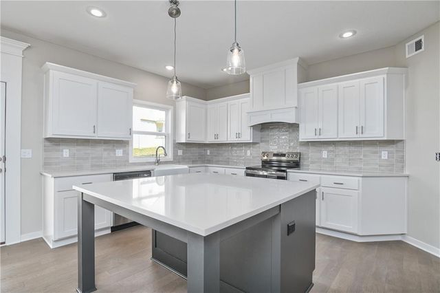 2761 W Park Street, Olathe, KS 66061