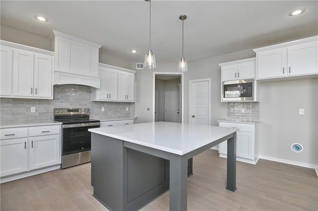 2761 W Park Street, Olathe, KS 66061