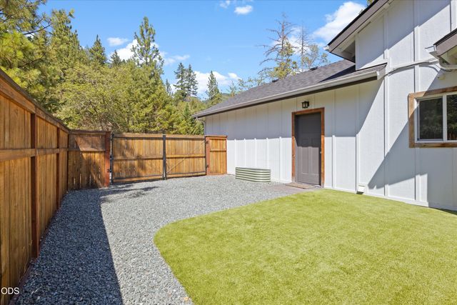 922 Palomino Drive, Grants Pass, OR 97526