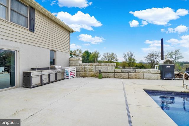 1685 BAHNS MILL RD, Windsor, PA 17366