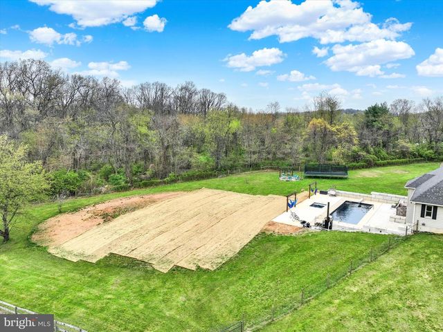 1685 BAHNS MILL RD, Windsor, PA 17366