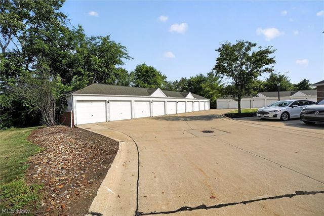 23002 Chandlers Lane 105, Olmsted Falls, OH 44138