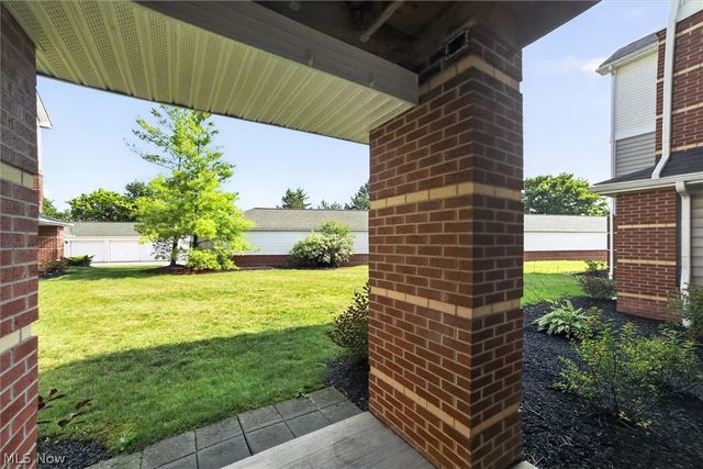 23002 Chandlers Lane 105, Olmsted Falls, OH 44138