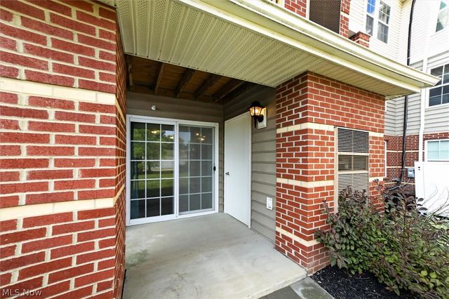 23002 Chandlers Lane 105, Olmsted Falls, OH 44138