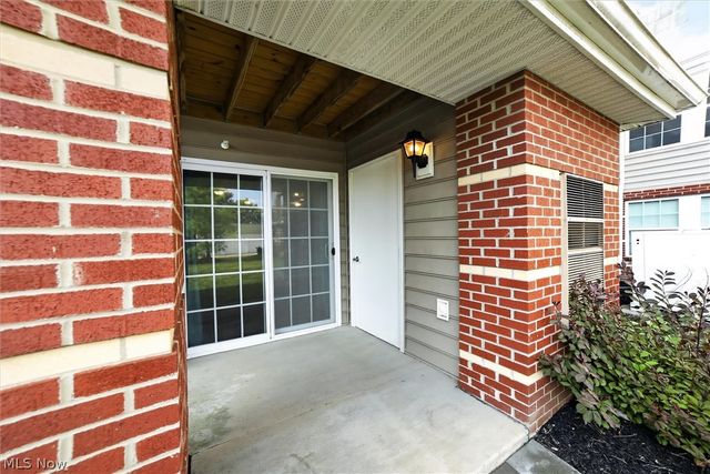 23002 Chandlers Lane 105, Olmsted Falls, OH 44138