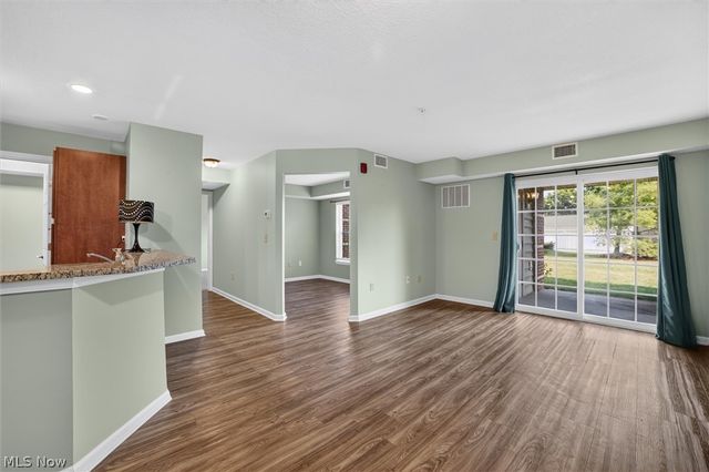 23002 Chandlers Lane 105, Olmsted Falls, OH 44138