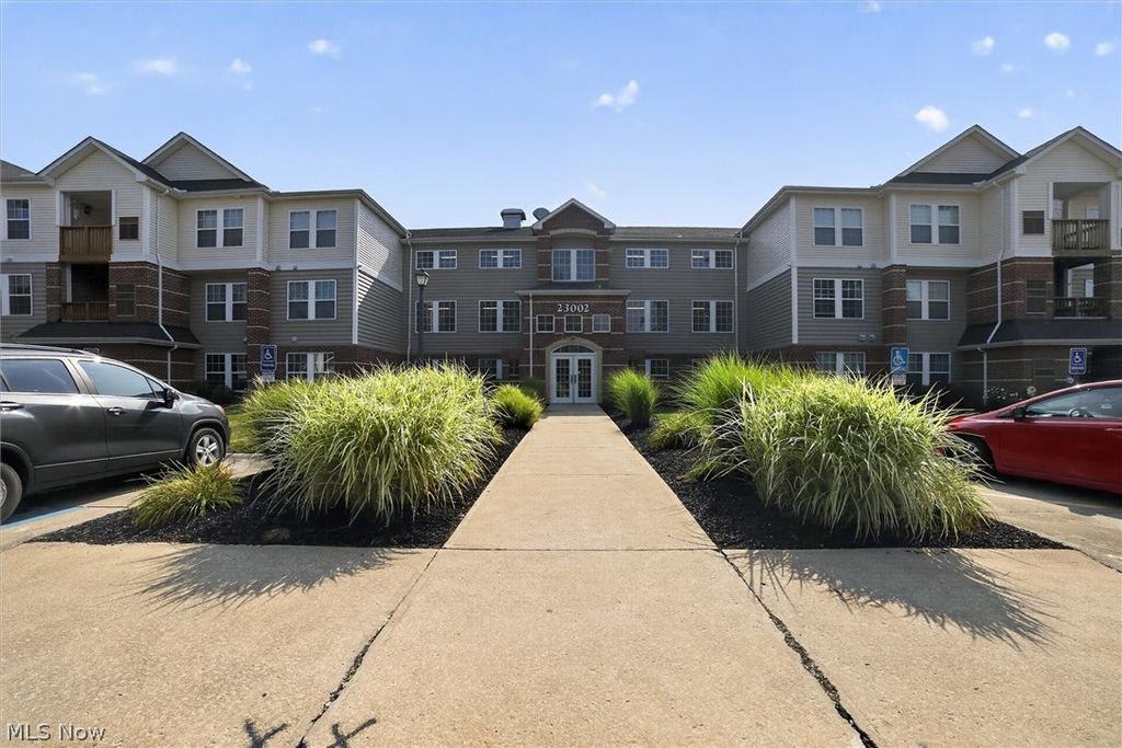 23002 Chandlers Lane 105, Olmsted Falls, OH 44138