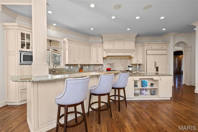 16 Outer Ladue Drive, Frontenac, MO 63131