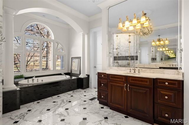 16 Outer Ladue Drive, Frontenac, MO 63131