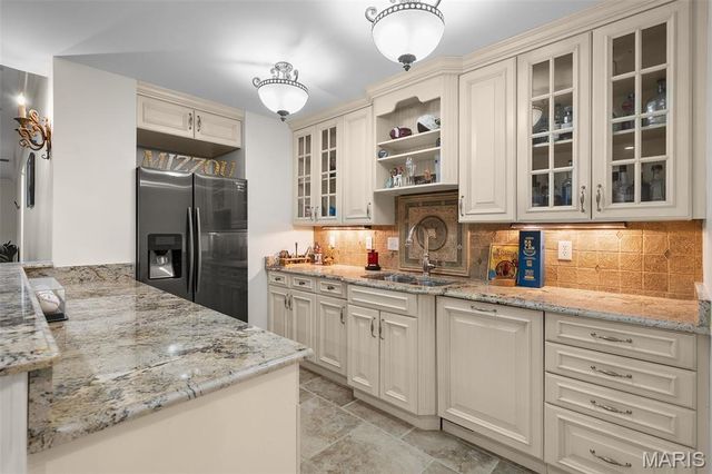 16 Outer Ladue Drive, Frontenac, MO 63131