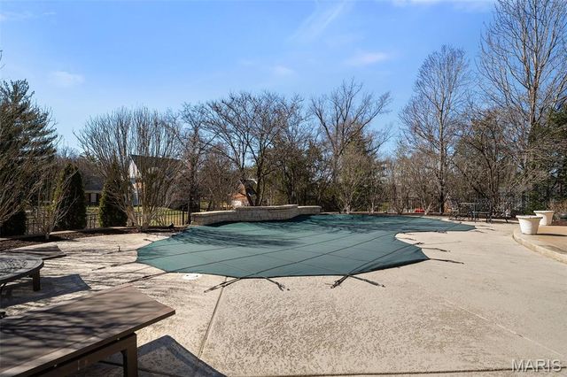 16 Outer Ladue Drive, Frontenac, MO 63131