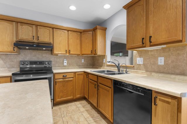 1325 S WESTHAVEN DRIVE, Oshkosh, WI 54904