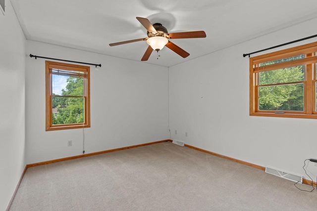 1325 S WESTHAVEN DRIVE, Oshkosh, WI 54904