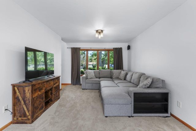 1325 S WESTHAVEN DRIVE, Oshkosh, WI 54904