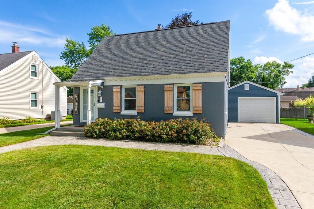 141 W Roberta AVENUE, Waukesha, WI 53186