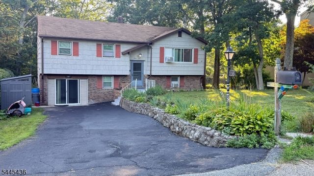 35 Lakeview Rd, Ringwood Boro, NJ 07456