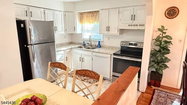 35 Lakeview Rd, Ringwood Boro, NJ 07456