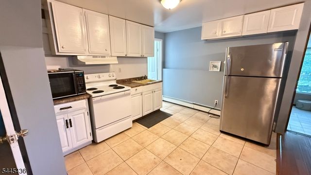 35 Lakeview Rd, Ringwood Boro, NJ 07456