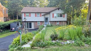 35 Lakeview Rd, Ringwood Boro, NJ 07456