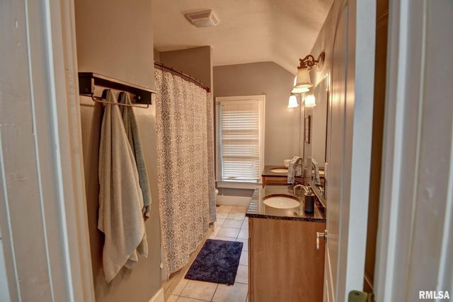 205 E POPLAR Street, Taylorville, IL 62568