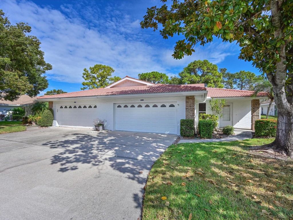 Image 1 of property listing at 5613 GARDEN LAKES DRIVE 5613, Bradenton, FL 34203