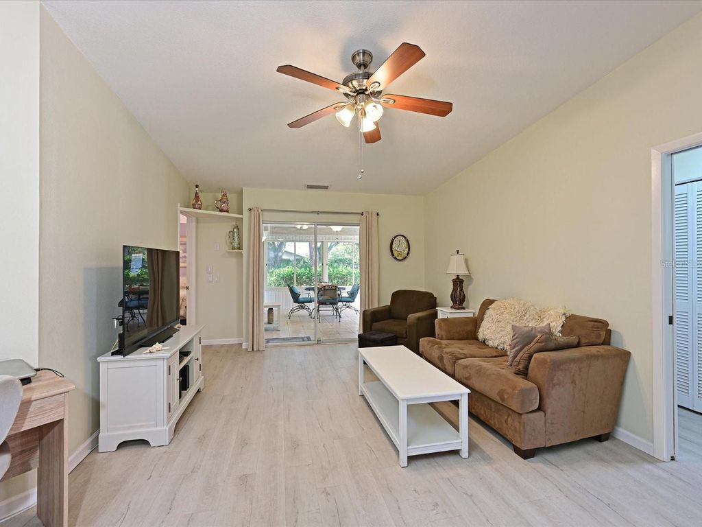 Image 11 of property listing at 5613 GARDEN LAKES DRIVE 5613, Bradenton, FL 34203