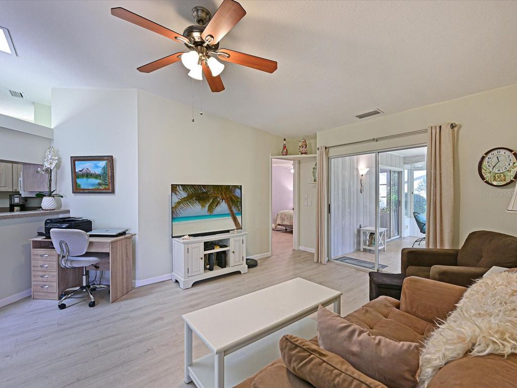 Image 12 of property listing at 5613 GARDEN LAKES DRIVE 5613, Bradenton, FL 34203