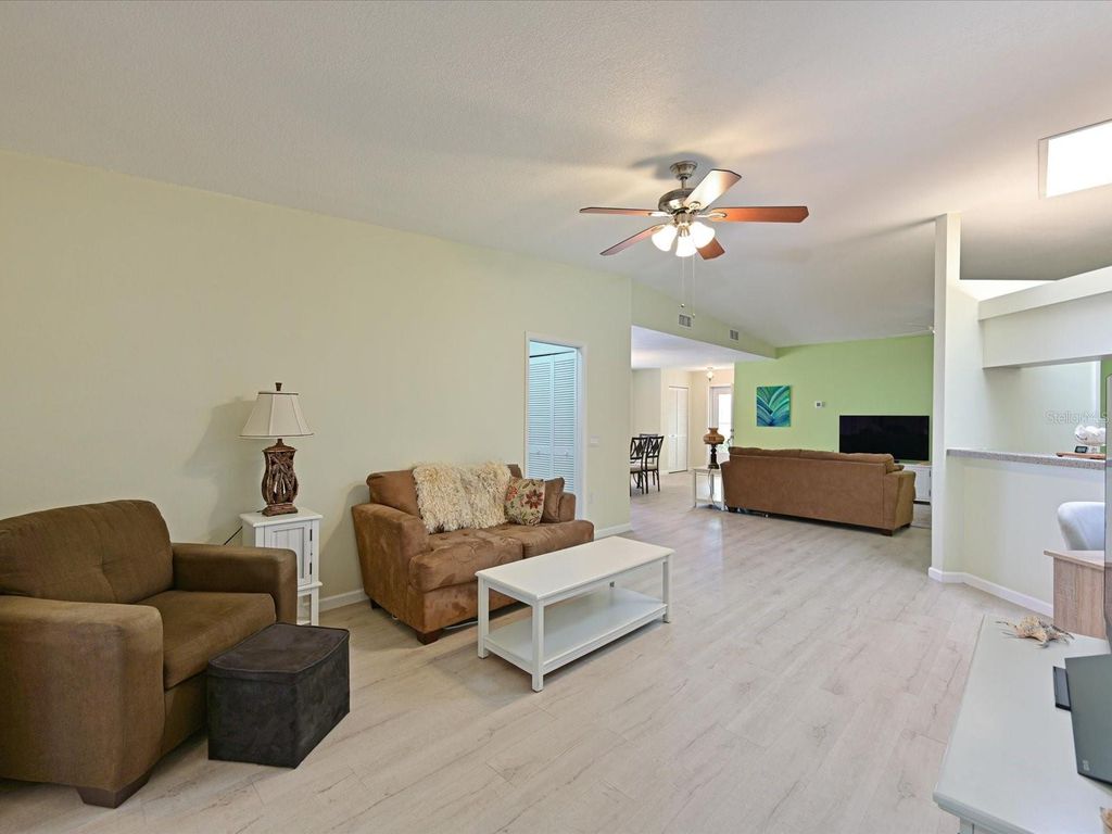 Image 13 of property listing at 5613 GARDEN LAKES DRIVE 5613, Bradenton, FL 34203