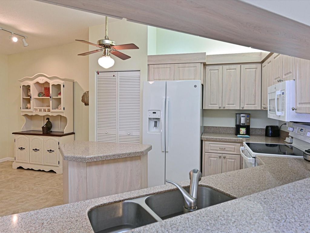 Image 14 of property listing at 5613 GARDEN LAKES DRIVE 5613, Bradenton, FL 34203