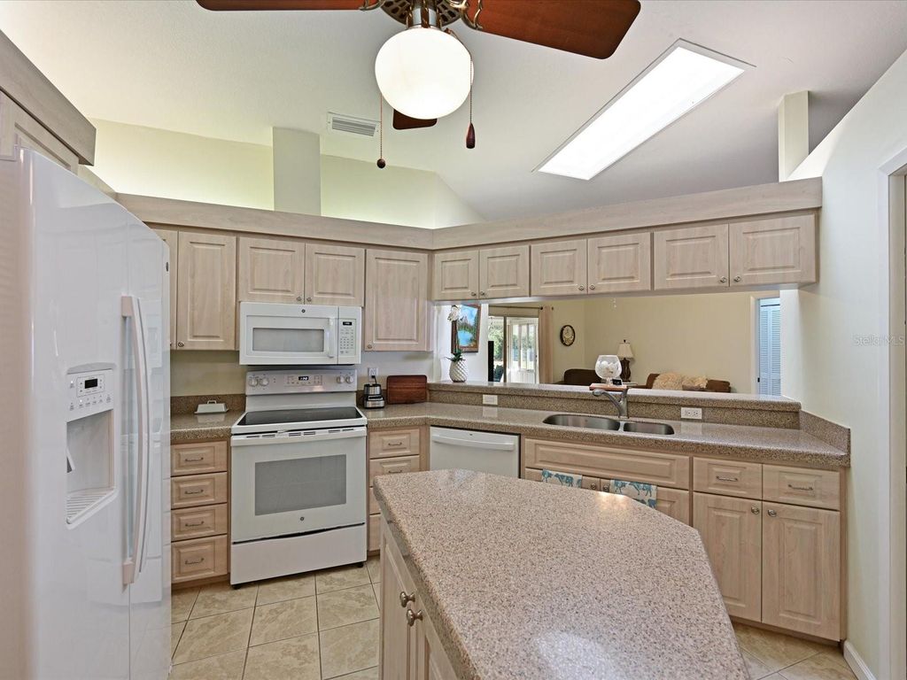 Image 15 of property listing at 5613 GARDEN LAKES DRIVE 5613, Bradenton, FL 34203