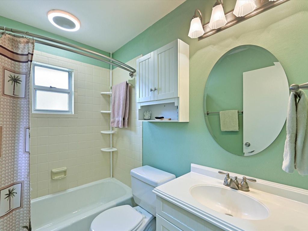 Image 20 of property listing at 5613 GARDEN LAKES DRIVE 5613, Bradenton, FL 34203