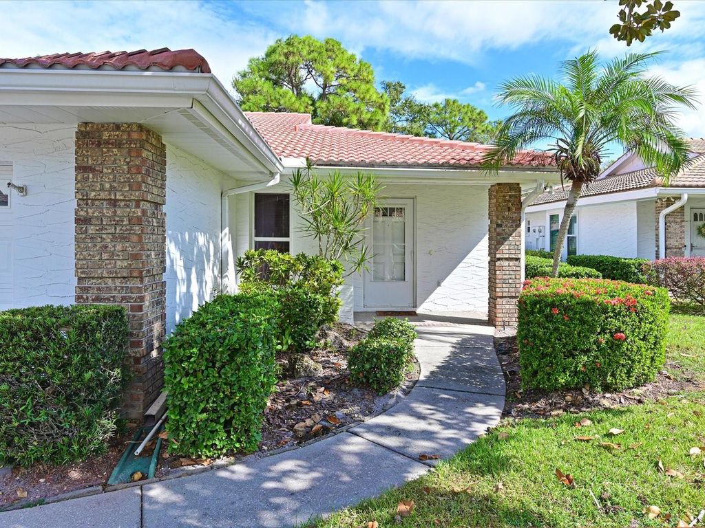 Image 3 of property listing at 5613 GARDEN LAKES DRIVE 5613, Bradenton, FL 34203
