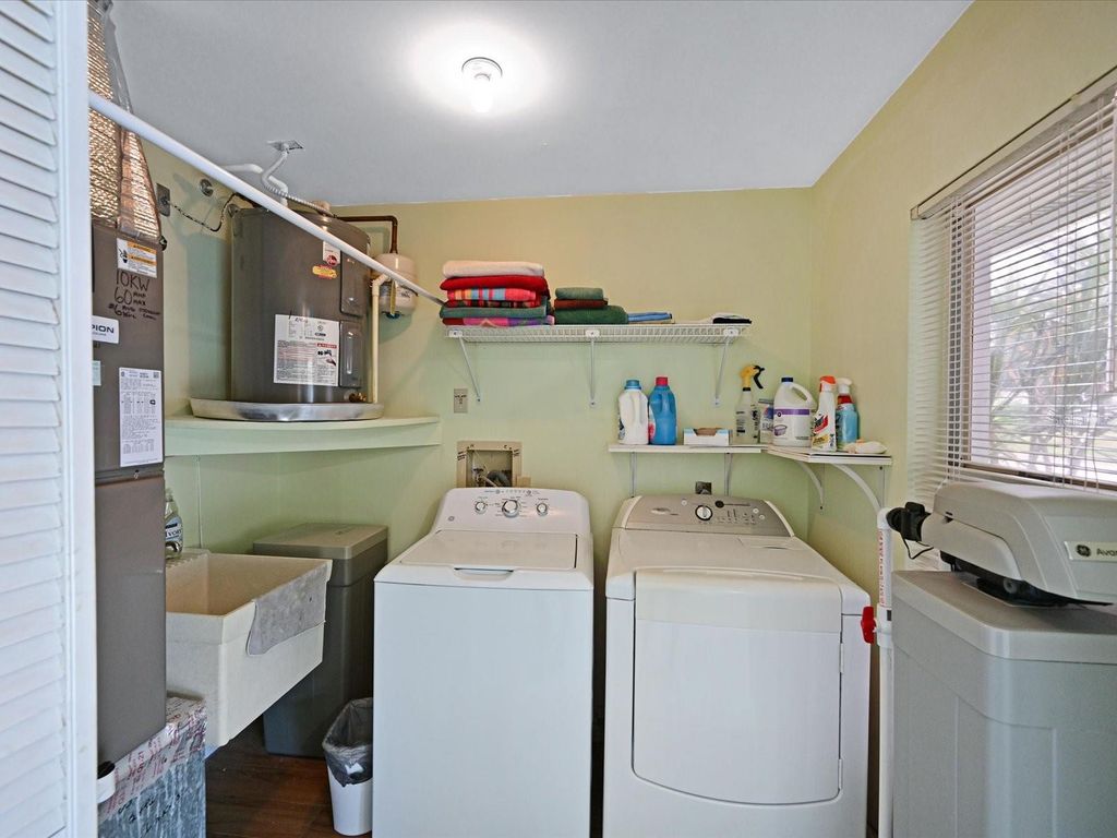 Image 26 of property listing at 5613 GARDEN LAKES DRIVE 5613, Bradenton, FL 34203