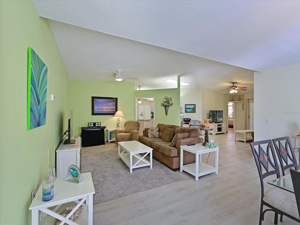 Image 4 of property listing at 5613 GARDEN LAKES DRIVE 5613, Bradenton, FL 34203