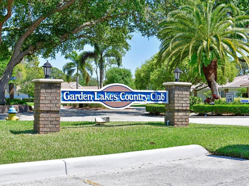 Image 33 of property listing at 5613 GARDEN LAKES DRIVE 5613, Bradenton, FL 34203