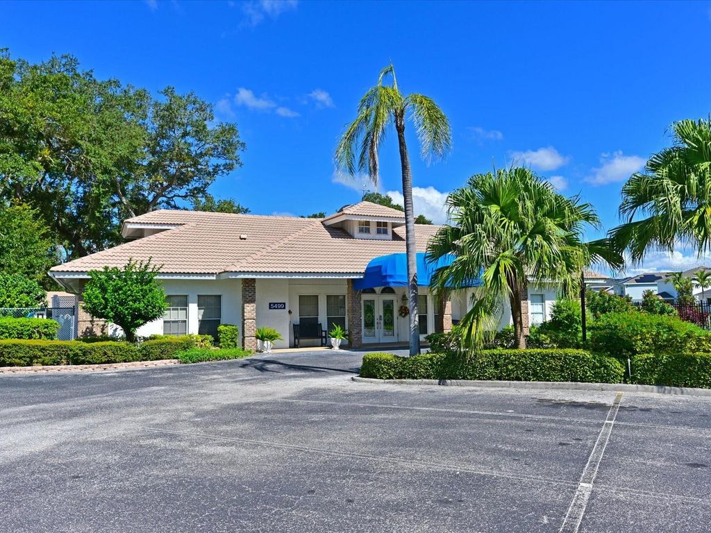 Image 34 of property listing at 5613 GARDEN LAKES DRIVE 5613, Bradenton, FL 34203