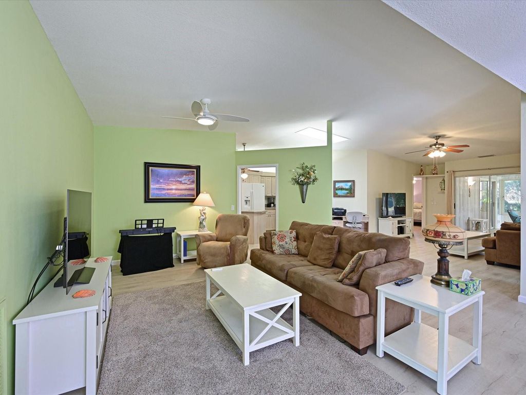 Image 5 of property listing at 5613 GARDEN LAKES DRIVE 5613, Bradenton, FL 34203