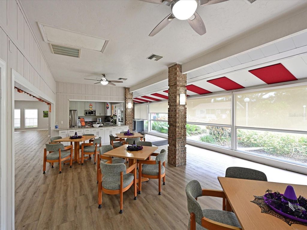 Image 45 of property listing at 5613 GARDEN LAKES DRIVE 5613, Bradenton, FL 34203