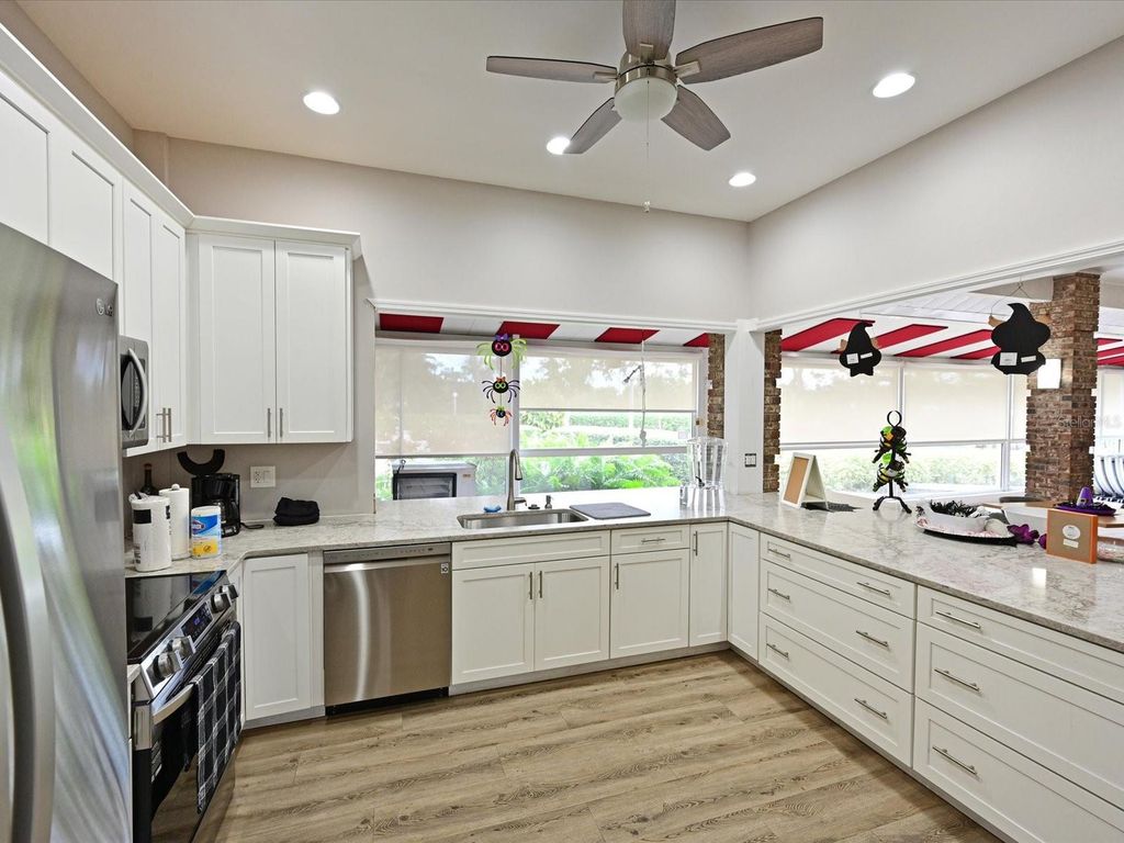 Image 46 of property listing at 5613 GARDEN LAKES DRIVE 5613, Bradenton, FL 34203