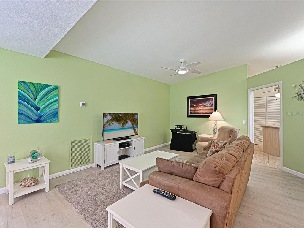 Image 6 of property listing at 5613 GARDEN LAKES DRIVE 5613, Bradenton, FL 34203