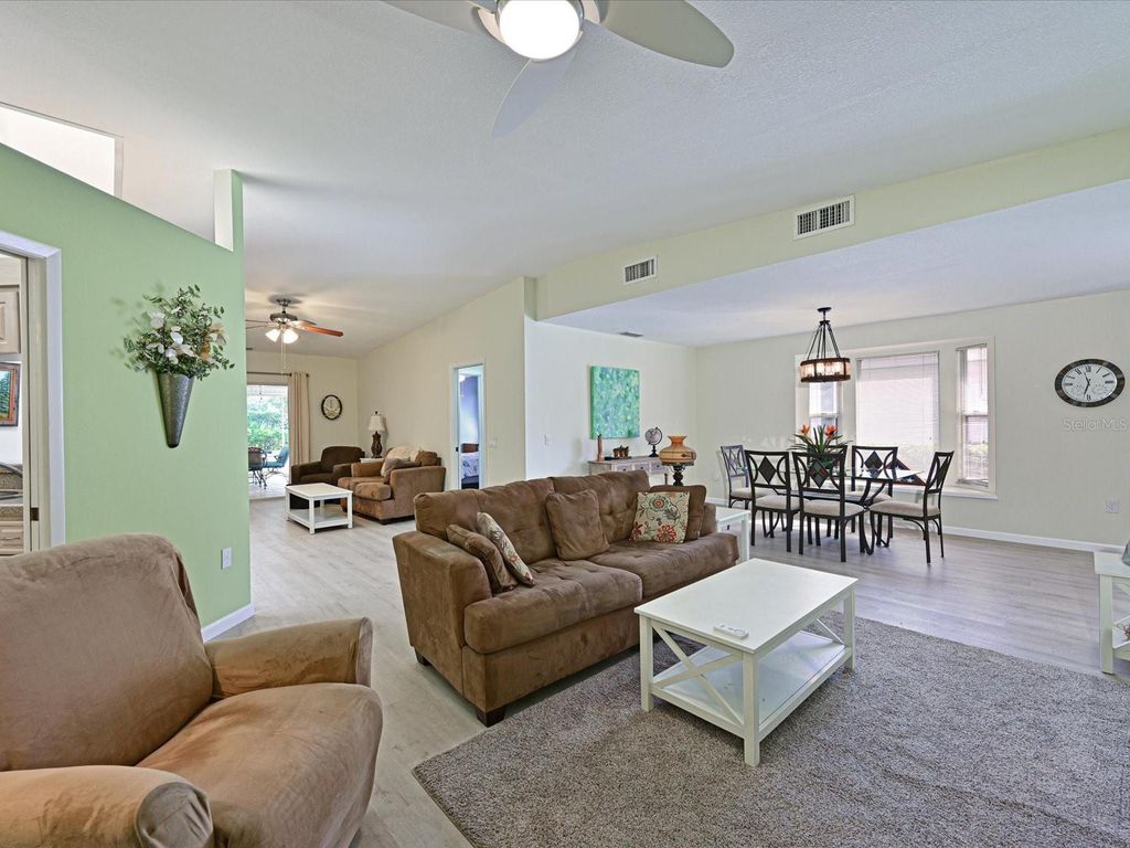 Image 8 of property listing at 5613 GARDEN LAKES DRIVE 5613, Bradenton, FL 34203