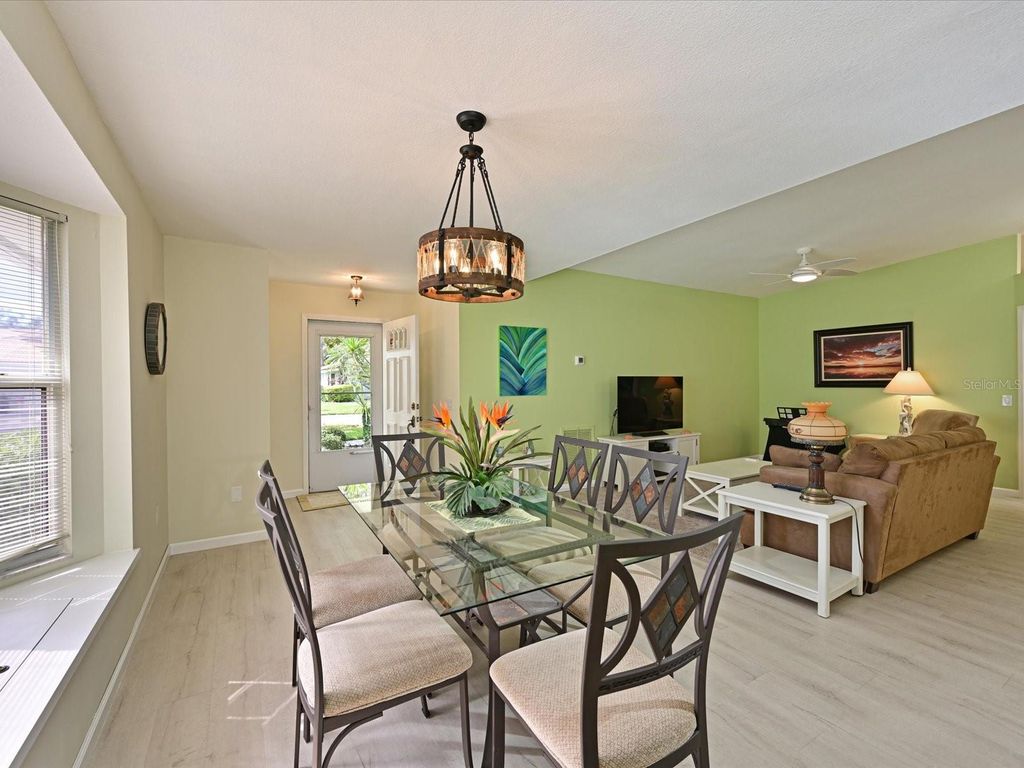 Image 10 of property listing at 5613 GARDEN LAKES DRIVE 5613, Bradenton, FL 34203