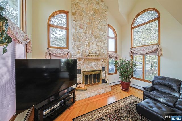 19 Dave Espie Way, Wayne, NJ 07470