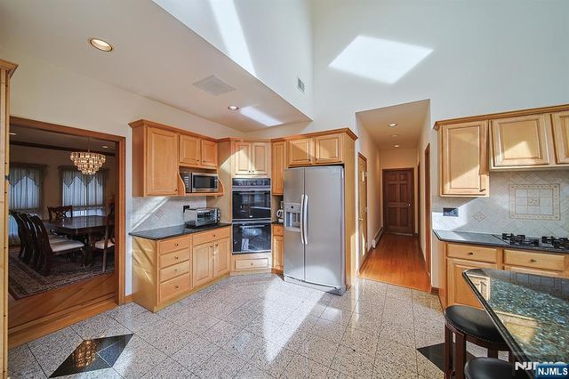 19 Dave Espie Way, Wayne, NJ 07470