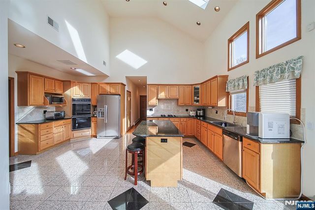 19 Dave Espie Way, Wayne, NJ 07470