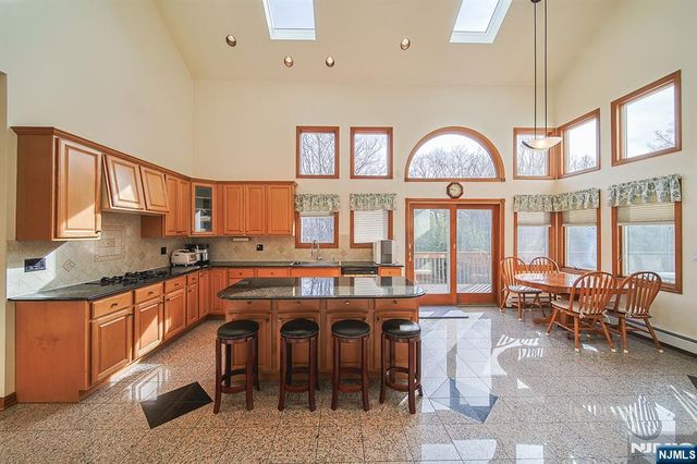 19 Dave Espie Way, Wayne, NJ 07470