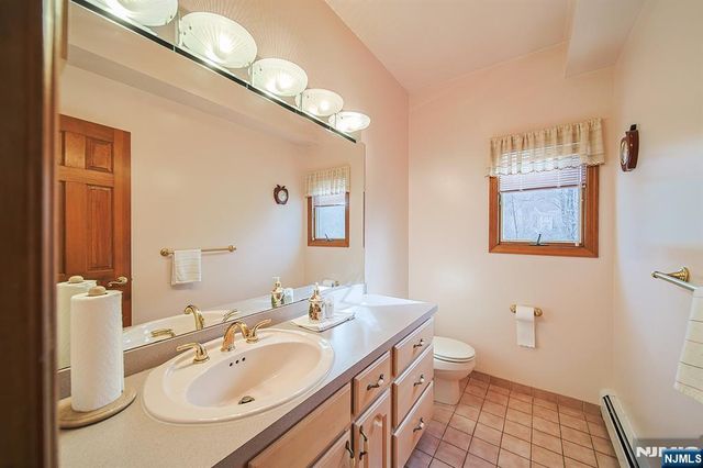 19 Dave Espie Way, Wayne, NJ 07470